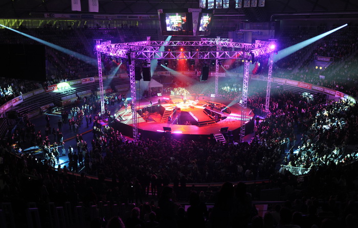 Zadar, 251110
Sportski centar Visnjik.
Koncertni spektakl TopStars.
Na koncertu pred punom dvoranom vecinom mladje publike pjevaci Tony Cetinski, Franka Batelic, Indira Vladic i Luka Bulic pjevali su glazbene hitove.
Na slici: puna dvorana.
Foto: Andrij Zadar, 251110
Sportski centar Visnjik.
Koncertni spektakl TopStars.
Na koncertu pred punom dvoranom vecinom mladje publike pjevaci Tony Cetinski, Franka Batelic, Indira Vladic i Luka Bulic pjevali su glazbene hitove.
Na slici: puna dvorana.
Foto: Andrij