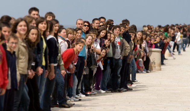 Zadar, 220409.
Povodom Dana planeta Zemlje tocno u 12 sati, sudionici akcije su, drzeci se za ruke, napravili ljudski lanac oko Poluotoka te tako simbolicno zagrlili svoj grad i planetu Zemlju.
Na fotografiji ucenici se drze za ruke na rivi.
Foto: Vladimi