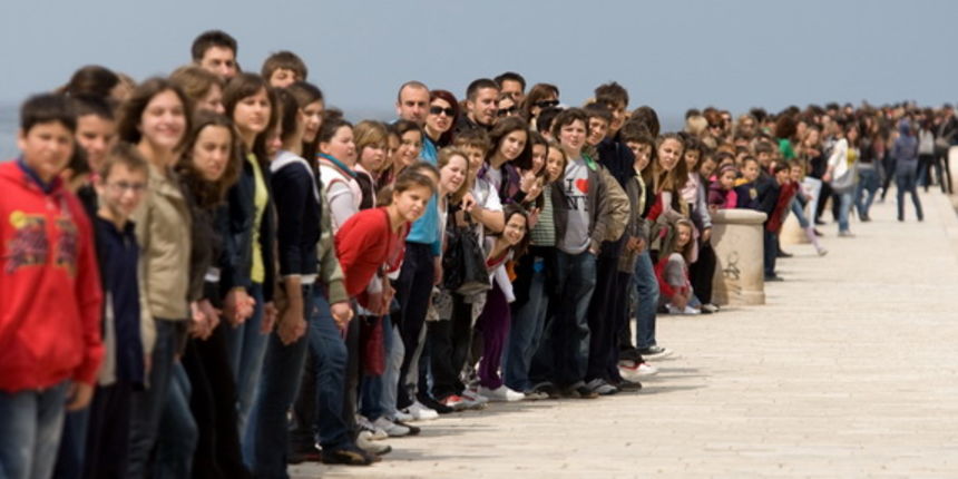 Zadar, 220409.
Povodom Dana planeta Zemlje tocno u 12 sati, sudionici akcije su, drzeci se za ruke, napravili ljudski lanac oko Poluotoka te tako simbolicno zagrlili svoj grad i planetu Zemlju.
Na fotografiji ucenici se drze za ruke na rivi.
Foto: Vladimi Zadar, 220409.
Povodom Dana planeta Zemlje tocno u 12 sati, sudionici akcije su, drzeci se za ruke, napravili ljudski lanac oko Poluotoka te tako simbolicno zagrlili svoj grad i planetu Zemlju.
Na fotografiji ucenici se drze za ruke na rivi.
Foto: Vladimi