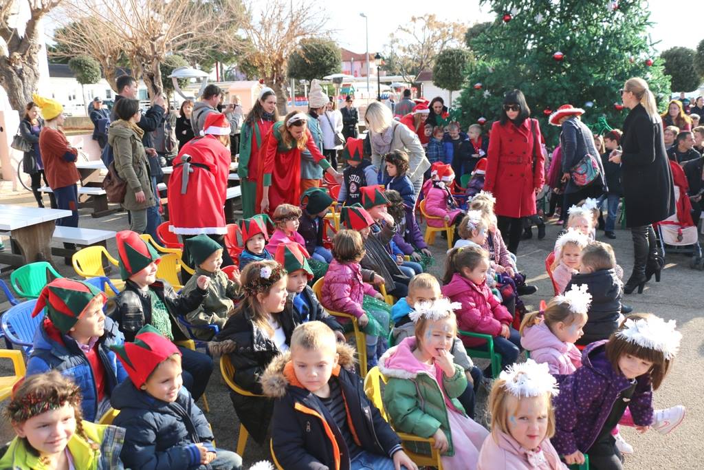 Virska dječica iz vrtića “Smješko” uživala u druženju s Djedom Mrazom Virska dječica iz vrtića “Smješko” uživala u druženju s Djedom Mrazom
