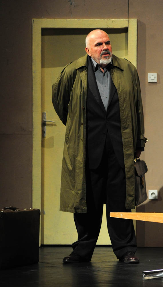 Zadar, 19.10.2012. snimio: Nenad Marčev
komedija
D. Kovačević: PROFESIONALAC ili Tužna komedija po Luki,
Kazališna družina ”Glumci u Zagvozdu” &
SATIRIČKO KAZALIŠTE KEREMPUH
redatelj: Bogdan Diklić
igraju: D. Ljuština, V. Mlikota,
A. Zadar, 19.10.2012. snimio: Nenad Marčev
komedija
D. Kovačević: PROFESIONALAC ili Tužna komedija po Luki,
Kazališna družina ”Glumci u Zagvozdu” &
SATIRIČKO KAZALIŠTE KEREMPUH
redatelj: Bogdan Diklić
igraju: D. Ljuština, V. Mlikota,
A.