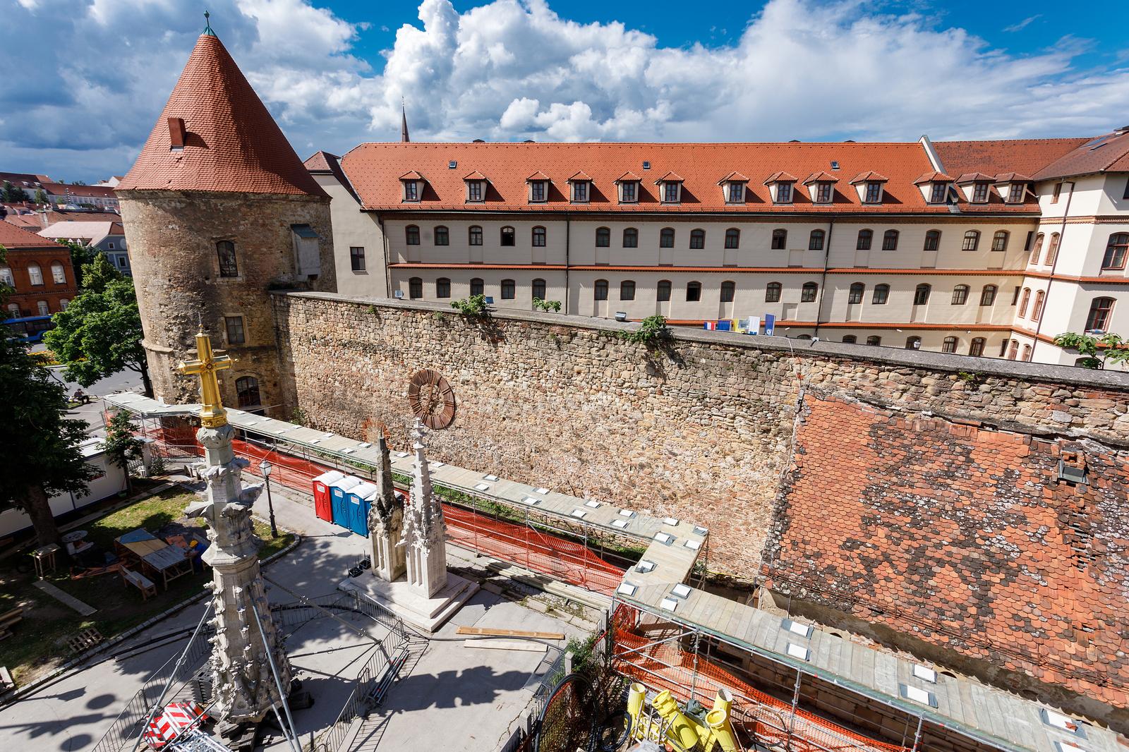 Pogled sa Zagrebačke katedrale na centar grada – Zagreb