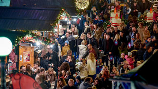 Deset tisuća posjetitelja uživalo u otvorenju Adventa u Zadru- koncertu Ivana Zaka i vatrometu