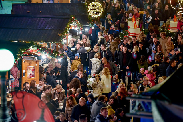 Deset tisuća posjetitelja uživalo u otvorenju Adventa u Zadru- koncertu Ivana Zaka i vatrometu
