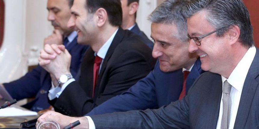 Zagreb – Sjednica Vlade RH sa velikim brojem tocaka dnevnog reda odrzana je u sjeni krize vlasti i zahtjeva za opozivom premijera i potpredsjednika. Tomislav Karamarko, Tihomir Oreskovic. Photo: Patrik Macek/PIXSELL Zagreb – Sjednica Vlade RH sa velikim brojem tocaka dnevnog reda odrzana je u sjeni krize vlasti i zahtjeva za opozivom premijera i potpredsjednika. Tomislav Karamarko, Tihomir Oreskovic. Photo: Patrik Macek/PIXSELL