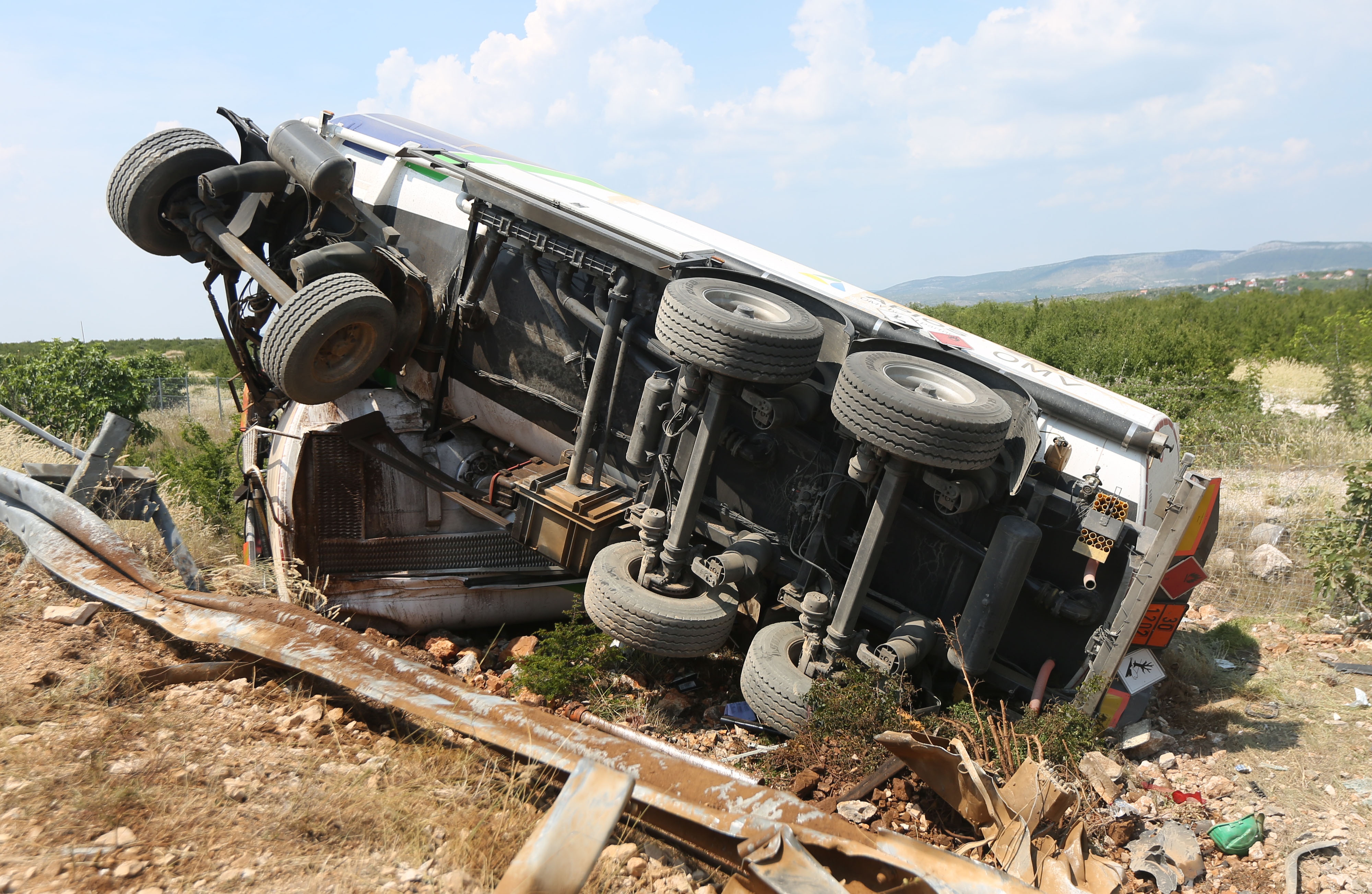 Cisterna s gorivom izletjela s autoceste nakon sudara s tegljačem