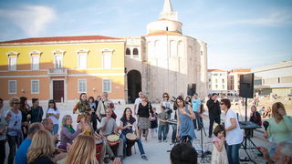 Glazbeno scenski nastup “Iskra ljubavi za mir” i grupna meditacija na Forumu