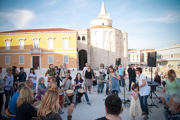 Glazbeno scenski nastup “Iskra ljubavi za mir” i grupna meditacija na Forumu