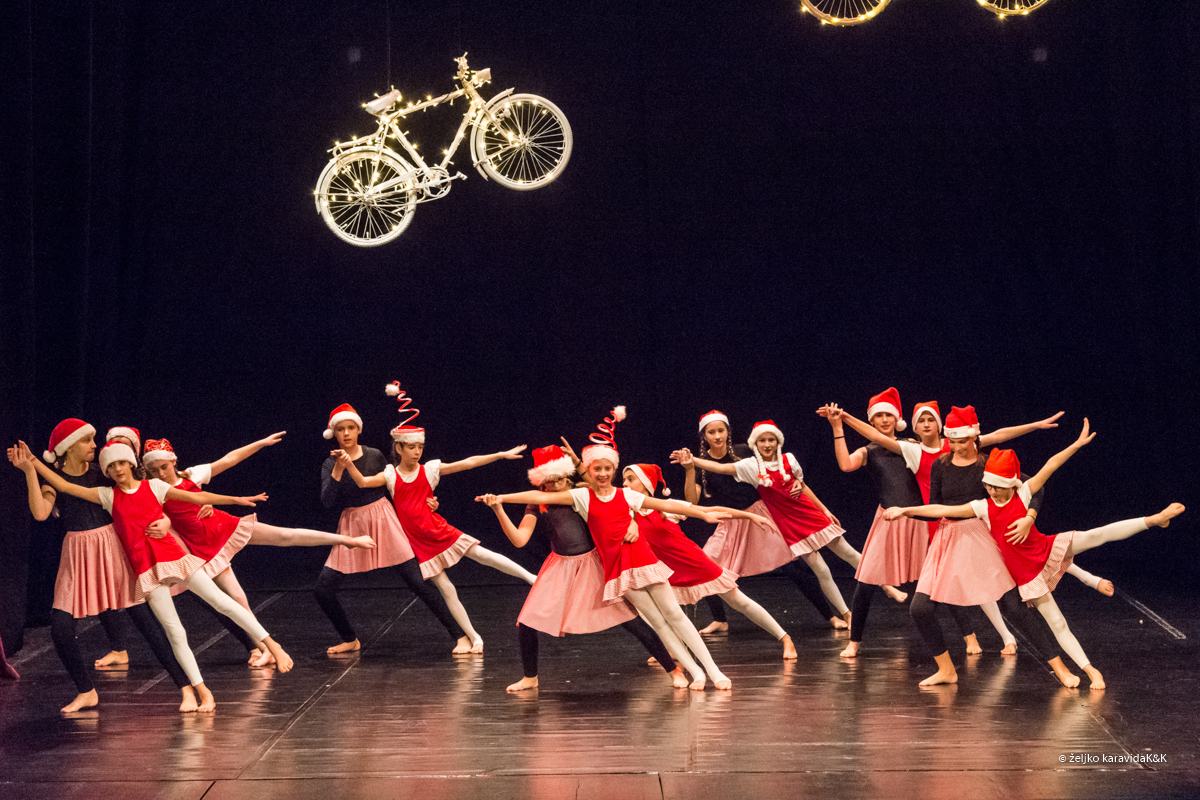 Božićna čestitka plesnog odjela Glazbene škole Blagoje Bersa