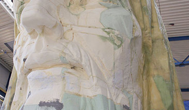 Świebodzin, 31.08.2008. Robotnik szlifuje głowę monumentu Chrystusa Króla, która zostanie pokryta później poliestrem, 31 bm. W Świebodzinie rozpoczęto prace przy montażu elementów ogromnego pomnika Chrystusa Króla. Monument będzie mieć ponad