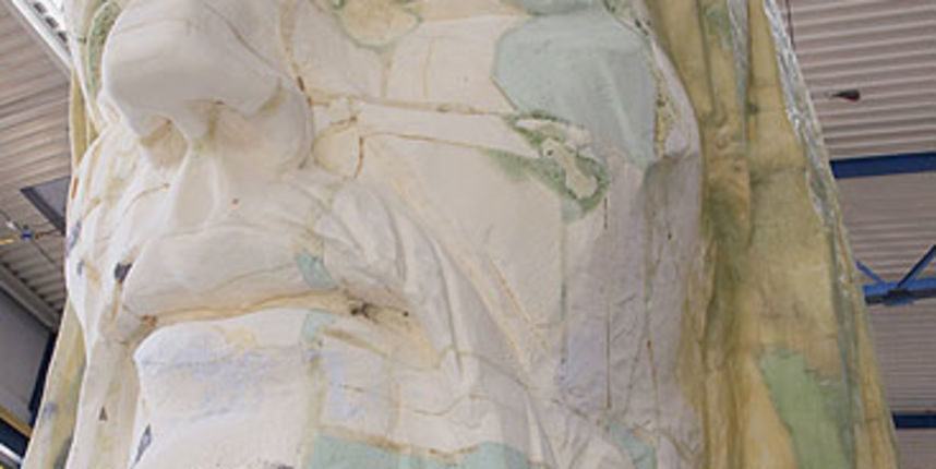 Świebodzin, 31.08.2008. Robotnik szlifuje głowę monumentu Chrystusa Króla, która zostanie pokryta później poliestrem, 31 bm. W Świebodzinie rozpoczęto prace przy montażu elementów ogromnego pomnika Chrystusa Króla. Monument będzie mieć ponad