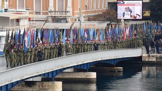 Paljenjem svijeća i polaganjem vijenaca, te mimohodom postrojbi započelo svečano obilježavanje 23. obljetnice VRO Maslenica. Foto. Dino Stanin/PIXSELL Paljenjem svijeća i polaganjem vijenaca, te mimohodom postrojbi započelo svečano obilježavanje 23. obljetnice VRO Maslenica. Foto. Dino Stanin/PIXSELL