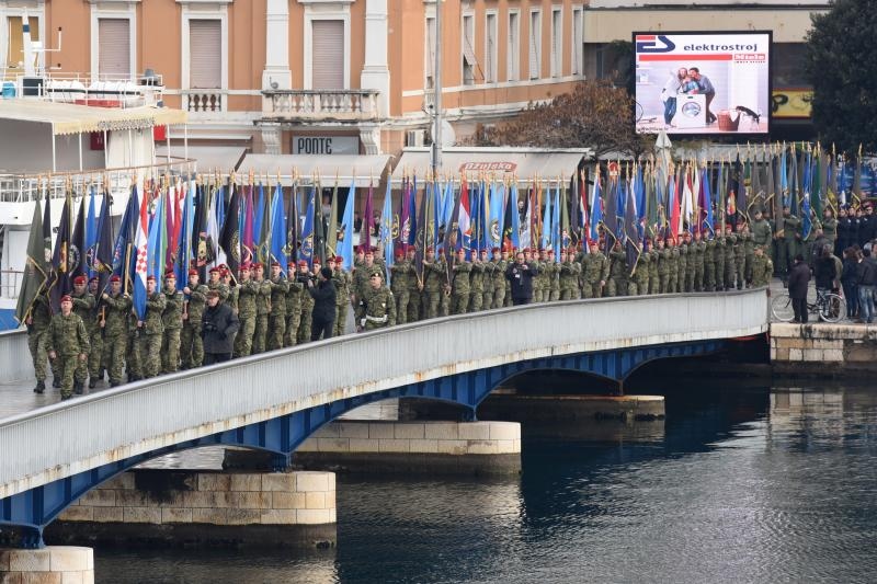 Paljenjem svijeća i polaganjem vijenaca, te mimohodom postrojbi započelo svečano obilježavanje 23. obljetnice VRO Maslenica. Foto. Dino Stanin/PIXSELL Paljenjem svijeća i polaganjem vijenaca, te mimohodom postrojbi započelo svečano obilježavanje 23. obljetnice VRO Maslenica. Foto. Dino Stanin/PIXSELL
