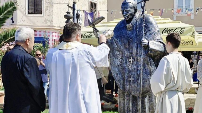 Otkrivanje spomenika papi Ivanu Pavlom II.u Biogradu na Moru Otkrivanje spomenika papi Ivanu Pavlom II.u Biogradu na Moru