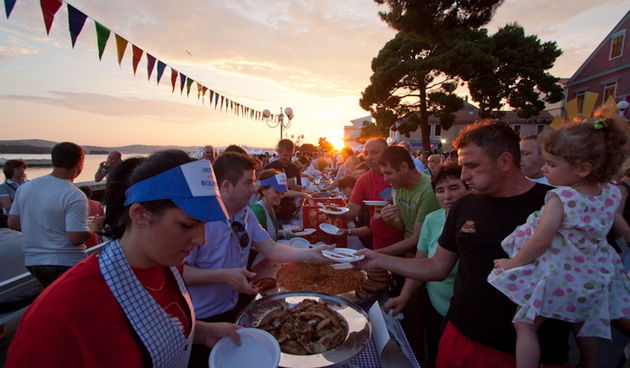 Biograd: 6. Dugi svehrvatski eno-eko-gastro-etno stol, Foto: Franjo Jurić