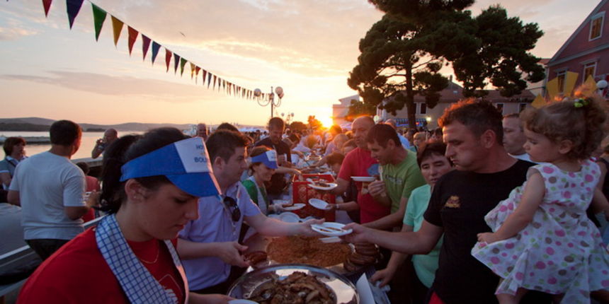 Biograd: 6. Dugi svehrvatski eno-eko-gastro-etno stol, Foto: Franjo Jurić Biograd: 6. Dugi svehrvatski eno-eko-gastro-etno stol, Foto: Franjo Jurić