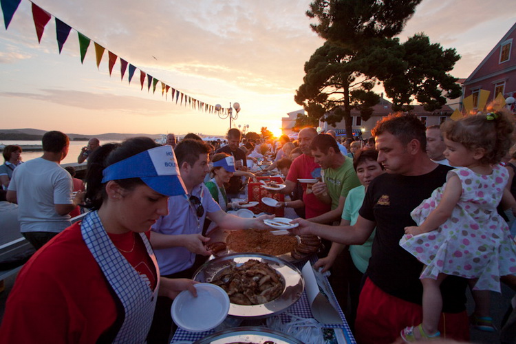 Biograd: 6. Dugi svehrvatski eno-eko-gastro-etno stol, Foto: Franjo Jurić Biograd: 6. Dugi svehrvatski eno-eko-gastro-etno stol, Foto: Franjo Jurić