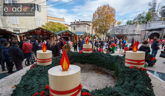 Đir po gradu, subotnja špica 2. prosinca 2017. Adventski vijenac na Trgu Petra Zoranića