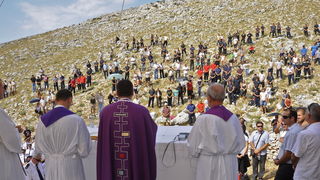 Kornat, 300811.
Obiljezavanje 4. obljetnice kornatske tragedije, u kojoj je, gaseci pozar na Kornatu 30. kolovoza 2007. godine, smrtno stradalo 12 vatrogasaca. Obitelji poginulih vatrogasaca, njihovi prijatelji te visoko izaslanstvo na otoku Kornat, u uv Kornat, 300811.
Obiljezavanje 4. obljetnice kornatske tragedije, u kojoj je, gaseci pozar na Kornatu 30. kolovoza 2007. godine, smrtno stradalo 12 vatrogasaca. Obitelji poginulih vatrogasaca, njihovi prijatelji te visoko izaslanstvo na otoku Kornat, u uv