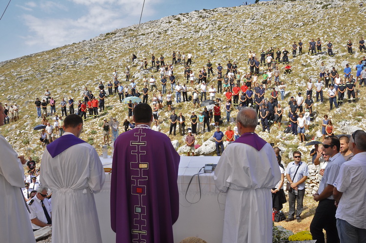 Kornat, 300811.
Obiljezavanje 4. obljetnice kornatske tragedije, u kojoj je, gaseci pozar na Kornatu 30. kolovoza 2007. godine, smrtno stradalo 12 vatrogasaca. Obitelji poginulih vatrogasaca, njihovi prijatelji te visoko izaslanstvo na otoku Kornat, u uv Kornat, 300811.
Obiljezavanje 4. obljetnice kornatske tragedije, u kojoj je, gaseci pozar na Kornatu 30. kolovoza 2007. godine, smrtno stradalo 12 vatrogasaca. Obitelji poginulih vatrogasaca, njihovi prijatelji te visoko izaslanstvo na otoku Kornat, u uv