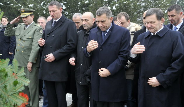Zagreb, 101212.
Groblje Mirogoj.
Povodom objetnice smrti prvog predsjednika RH Franje Tudjman, obitelj Tudjman, izaslanstvo HDZ-a predvodjeno s Tomislavom Karamarkom, nedavno oslobodjeni generali Mladen Markac i Ante Gotovina i gradjani polozili su vijenc