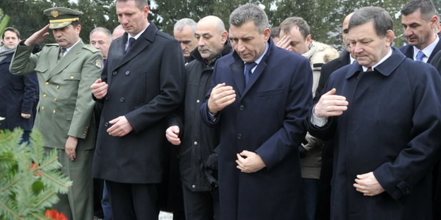 Zagreb, 101212.
Groblje Mirogoj.
Povodom objetnice smrti prvog predsjednika RH Franje Tudjman, obitelj Tudjman, izaslanstvo HDZ-a predvodjeno s Tomislavom Karamarkom, nedavno oslobodjeni generali Mladen Markac i Ante Gotovina i gradjani polozili su vijenc Zagreb, 101212.
Groblje Mirogoj.
Povodom objetnice smrti prvog predsjednika RH Franje Tudjman, obitelj Tudjman, izaslanstvo HDZ-a predvodjeno s Tomislavom Karamarkom, nedavno oslobodjeni generali Mladen Markac i Ante Gotovina i gradjani polozili su vijenc