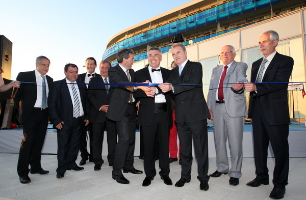 Zadar, 040512.
Falkensteiner Hotel & Spa Iadera u Punta Skali u Petrcanima kraj Zadra. Investicija vrijedna 160 milijuna eura prema rijecima celnih ljudi isplatila se. Hotel koji je otvoren lani u srpnju, danas je otvoren i sluzbeno. Na otvorenju su bile Zadar, 040512.
Falkensteiner Hotel & Spa Iadera u Punta Skali u Petrcanima kraj Zadra. Investicija vrijedna 160 milijuna eura prema rijecima celnih ljudi isplatila se. Hotel koji je otvoren lani u srpnju, danas je otvoren i sluzbeno. Na otvorenju su bile