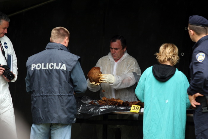 Zadar, 020513.
Gradsko groblje. 
Ministarstvo branitelja je na Gradskom groblju u Zadru predstavilo rezultate ekshumacije posmrtnih ostataka zrtava srpske nacionalnosti koje su stradale u Domovinskom ratu 1995. godine. 
Foto: Jure Miskovic / CROPIX