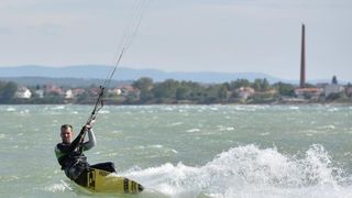 Jaka bura pružila je prigodu nekolicini kitesurfera da pokažu svoje umjeće na ninskoj plaži.  Photo: Dino Stanin/PIXSELL