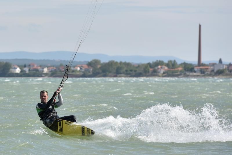 Jaka bura pružila je prigodu nekolicini kitesurfera da pokažu svoje umjeće na ninskoj plaži.  Photo: Dino Stanin/PIXSELL
