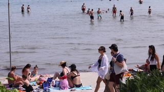 U Splitu je već naveliko počelo guštanje na plaži U Splitu je već naveliko počelo guštanje na plaži