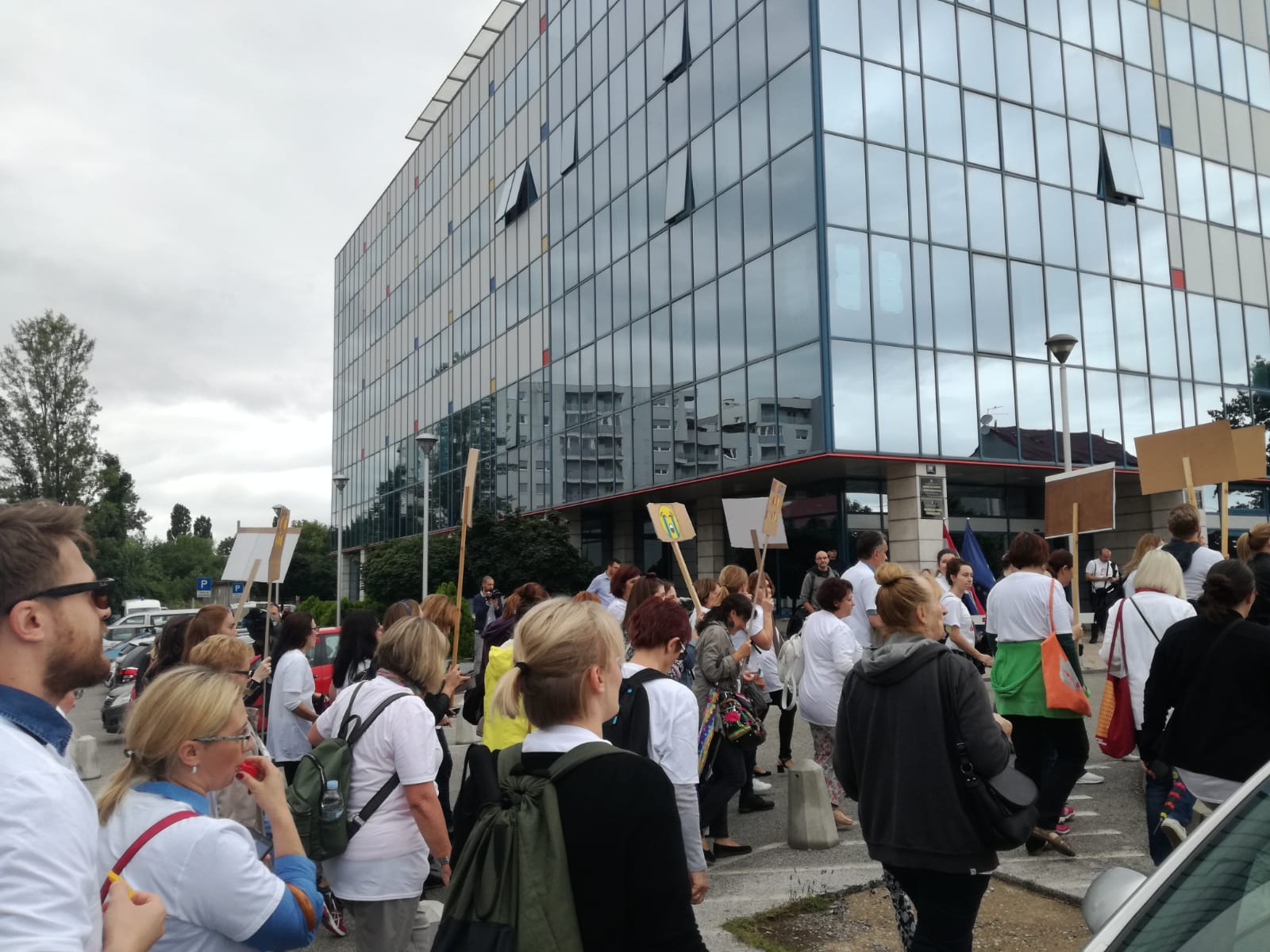 FOTO Prosvjetni radnici prosvjeduju pred ministarstvom obrazovanja, Divjak ih primila na sastanak