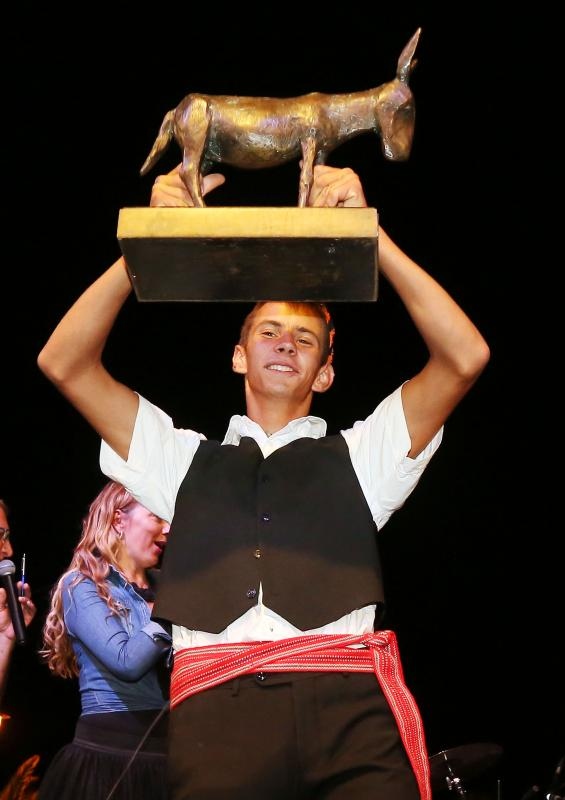 U Tribunju su održane 49. po redu magareće trke na kojima je sudjelovalo 12 jahača, a pobjedu je odnio Roko Popov na magarcu Renault 4. Photo: Duško Jaramaz/PIXSELL U Tribunju su održane 49. po redu magareće trke na kojima je sudjelovalo 12 jahača, a pobjedu je odnio Roko Popov na magarcu Renault 4. Photo: Duško Jaramaz/PIXSELL