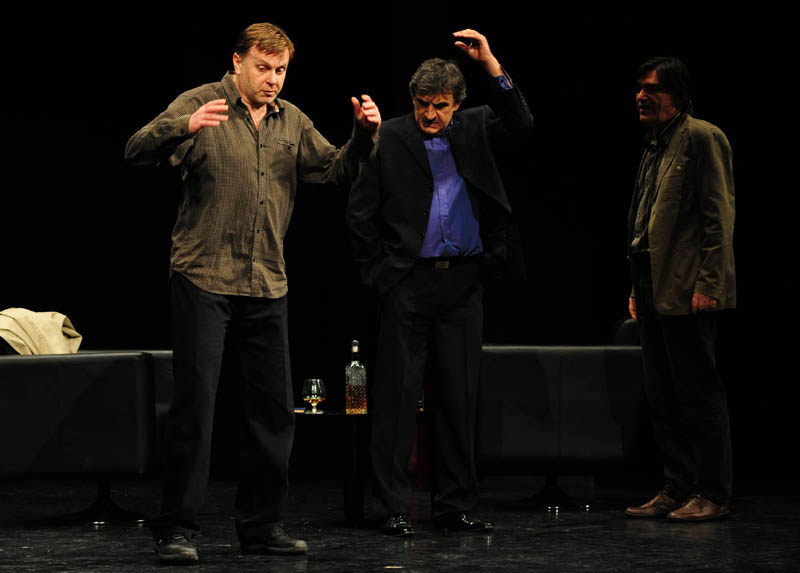 Predstava “Art” u HNK Zadar, foto: Nenad Marčev Predstava “Art” u HNK Zadar, foto: Nenad Marčev