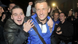 Zagreb, 121111.
Povratak hrvatske nogometne reprezentacije u Zracnu luku Pleso nakon kvalifikacijske utakmice za Europsko prvenstvo u kojoj su pobijedili Tursku za 3: 0. Docekalo ih je oko stotinjak vjernih navijaca.
Na slici: Ivica Olic.
Foto: Bruno Kon Zagreb, 121111.
Povratak hrvatske nogometne reprezentacije u Zracnu luku Pleso nakon kvalifikacijske utakmice za Europsko prvenstvo u kojoj su pobijedili Tursku za 3: 0. Docekalo ih je oko stotinjak vjernih navijaca.
Na slici: Ivica Olic.
Foto: Bruno Kon