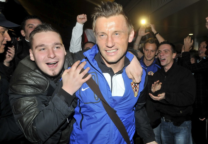 Zagreb, 121111.
Povratak hrvatske nogometne reprezentacije u Zracnu luku Pleso nakon kvalifikacijske utakmice za Europsko prvenstvo u kojoj su pobijedili Tursku za 3: 0. Docekalo ih je oko stotinjak vjernih navijaca.
Na slici: Ivica Olic.
Foto: Bruno Kon Zagreb, 121111.
Povratak hrvatske nogometne reprezentacije u Zracnu luku Pleso nakon kvalifikacijske utakmice za Europsko prvenstvo u kojoj su pobijedili Tursku za 3: 0. Docekalo ih je oko stotinjak vjernih navijaca.
Na slici: Ivica Olic.
Foto: Bruno Kon