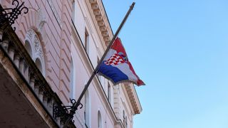 Zbog dana žalosti u Zadru su zastave na pola koplja