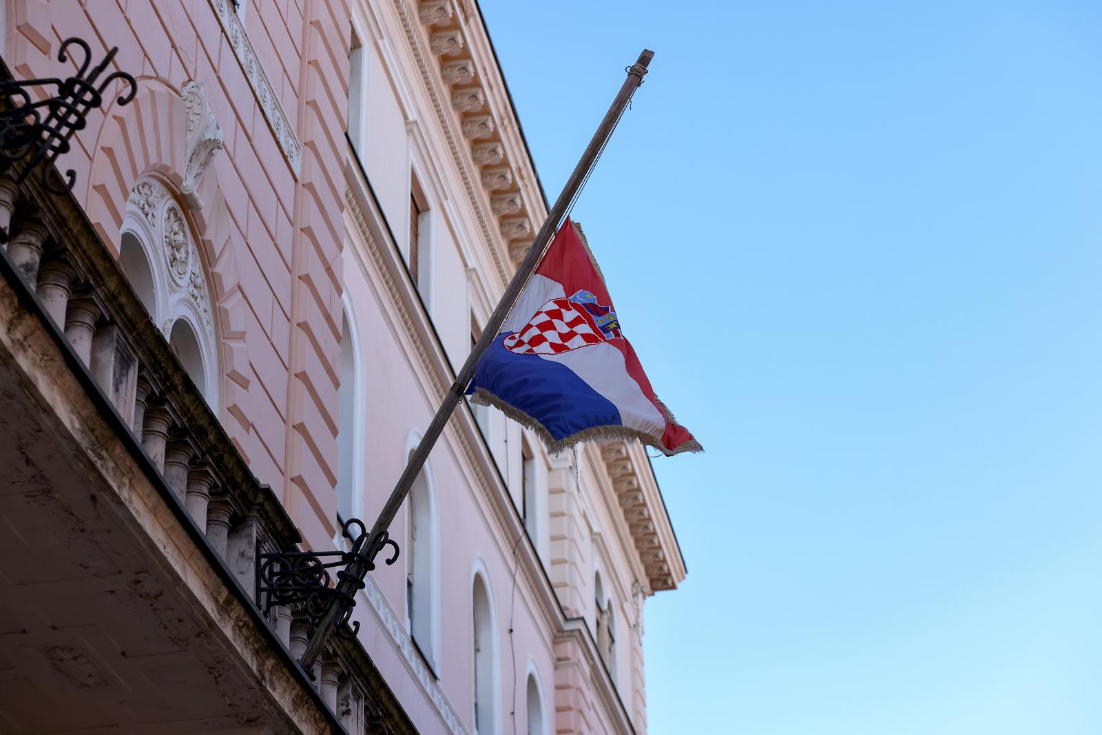 Zbog dana žalosti u Zadru su zastave na pola koplja