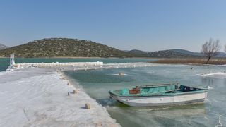 Ribarska lučica Prosika na Vranskom jezeru okovana ledom Ribarska lučica Prosika na Vranskom jezeru okovana ledom