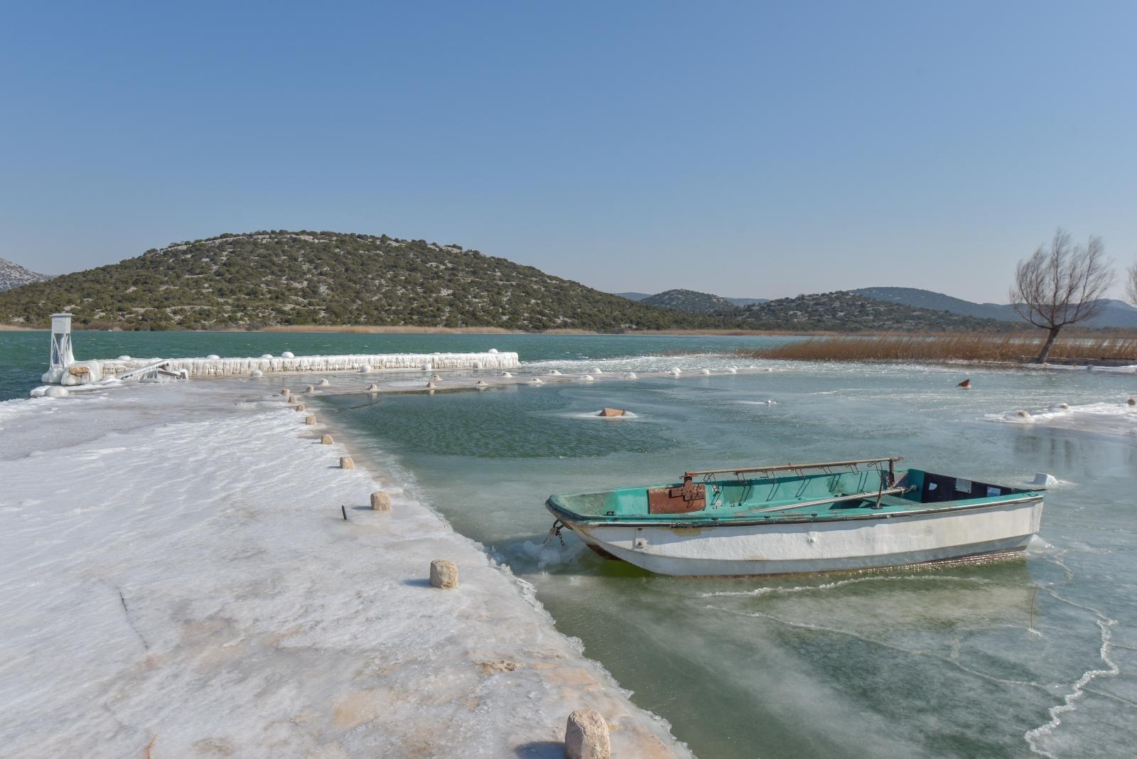 Ribarska lučica Prosika na Vranskom jezeru okovana ledom Ribarska lučica Prosika na Vranskom jezeru okovana ledom