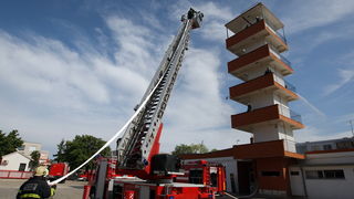 Zadar, 040511.
Povodom Dana vatrogasaca zadarski su vatrogasci izveli vjezbu gasenja pozara.
Na slici: detalj s vjezbe.
Foto: Vladimir Ivanov / Cropix