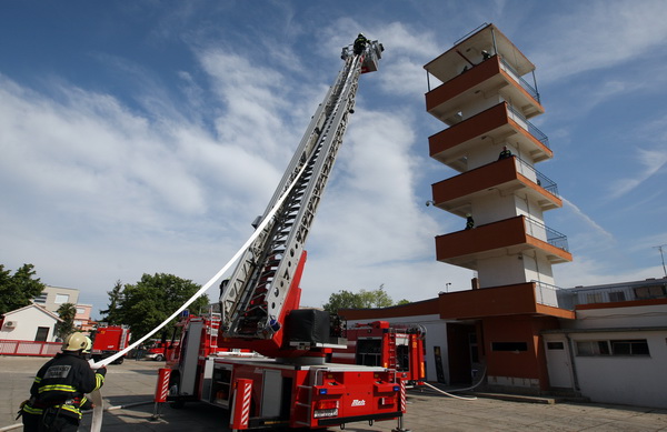 Zadar, 040511.
Povodom Dana vatrogasaca zadarski su vatrogasci izveli vjezbu gasenja pozara.
Na slici: detalj s vjezbe.
Foto: Vladimir Ivanov / Cropix