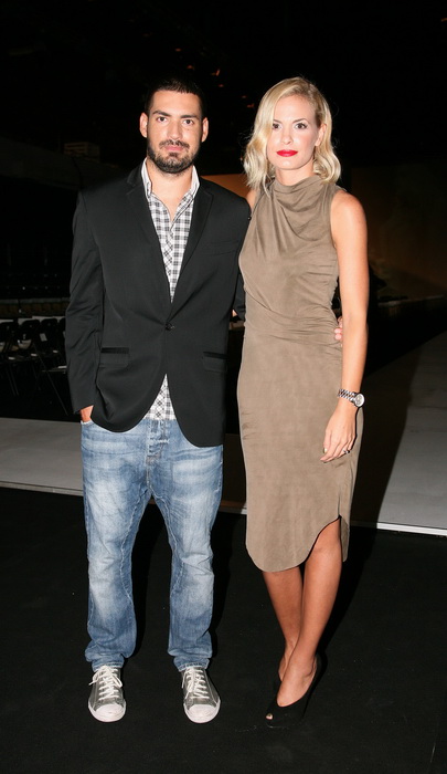 Zagreb, 300911.
Zagrebacki velesajam.
Modna revija Dove Fashion.hr proljece – ljeto 2012.
Na slici: Vinko Filipic i Nevena Rendeli.
Foto: Biljana Gaurina / CROPIX Zagreb, 300911.
Zagrebacki velesajam.
Modna revija Dove Fashion.hr proljece – ljeto 2012.
Na slici: Vinko Filipic i Nevena Rendeli.
Foto: Biljana Gaurina / CROPIX