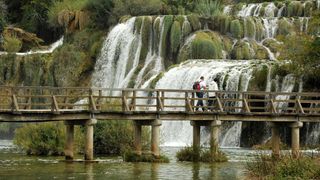 Jesenske boje i ljepote Nacionalnog parka Slapovi Krke oduševljavaju i dalje mnogobrojne turiste iz cijeloga svijeta. Photo: Hrvoje Jelavic/PIXSELL Jesenske boje i ljepote Nacionalnog parka Slapovi Krke oduševljavaju i dalje mnogobrojne turiste iz cijeloga svijeta. Photo: Hrvoje Jelavic/PIXSELL