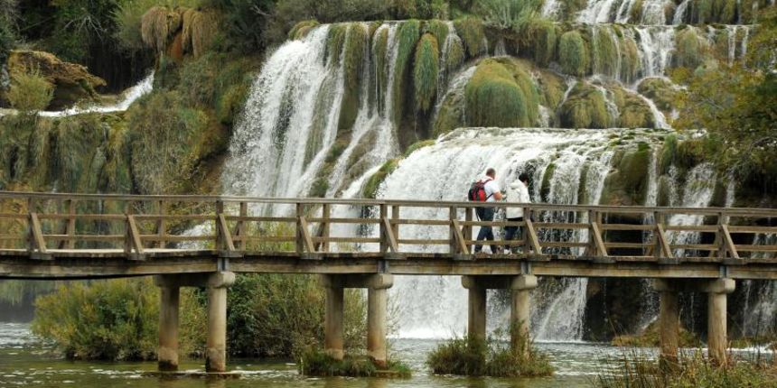 Jesenske boje i ljepote Nacionalnog parka Slapovi Krke oduševljavaju i dalje mnogobrojne turiste iz cijeloga svijeta. Photo: Hrvoje Jelavic/PIXSELL Jesenske boje i ljepote Nacionalnog parka Slapovi Krke oduševljavaju i dalje mnogobrojne turiste iz cijeloga svijeta. Photo: Hrvoje Jelavic/PIXSELL