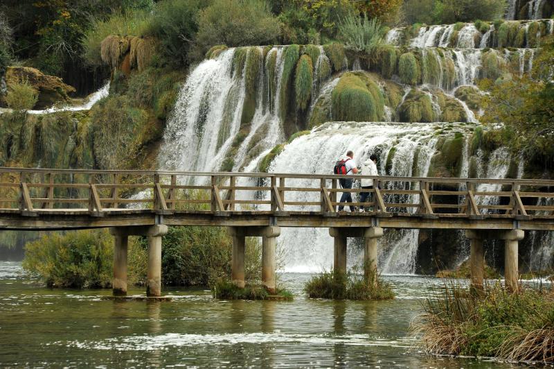Jesenske boje i ljepote Nacionalnog parka Slapovi Krke oduševljavaju i dalje mnogobrojne turiste iz cijeloga svijeta. Photo: Hrvoje Jelavic/PIXSELL Jesenske boje i ljepote Nacionalnog parka Slapovi Krke oduševljavaju i dalje mnogobrojne turiste iz cijeloga svijeta. Photo: Hrvoje Jelavic/PIXSELL