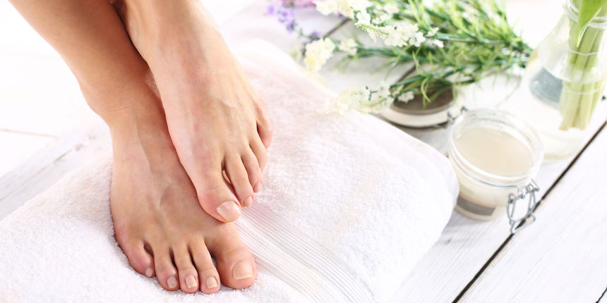 Isperite stopala i posušite ih čistim ručnikom. Isperite stopala i posušite ih čistim ručnikom.