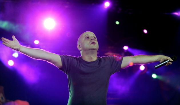 Split, 021009.
Spaladium Arena.
Koncert “Adio lito” na kojem nastupaju Hladno pivo, Fon Biskich, Damir Urban, Marijan Ban i Psihomodo Pop.
Na fotografiji: Mile Kekin i Hladno pivo.
Foto: Josko Ponos / CROPIX