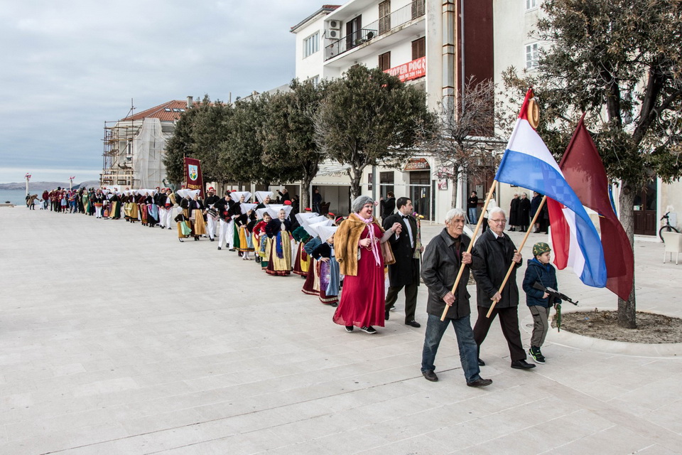 Paški zimski karneval 2017.- Maškarane skupine u karnevalskoj povorci Paški zimski karneval 2017.- Maškarane skupine u karnevalskoj povorci