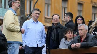 Premijer Plenović došao na prosvjed protiv nasilja #spasime Premijer Plenović došao na prosvjed protiv nasilja #spasime